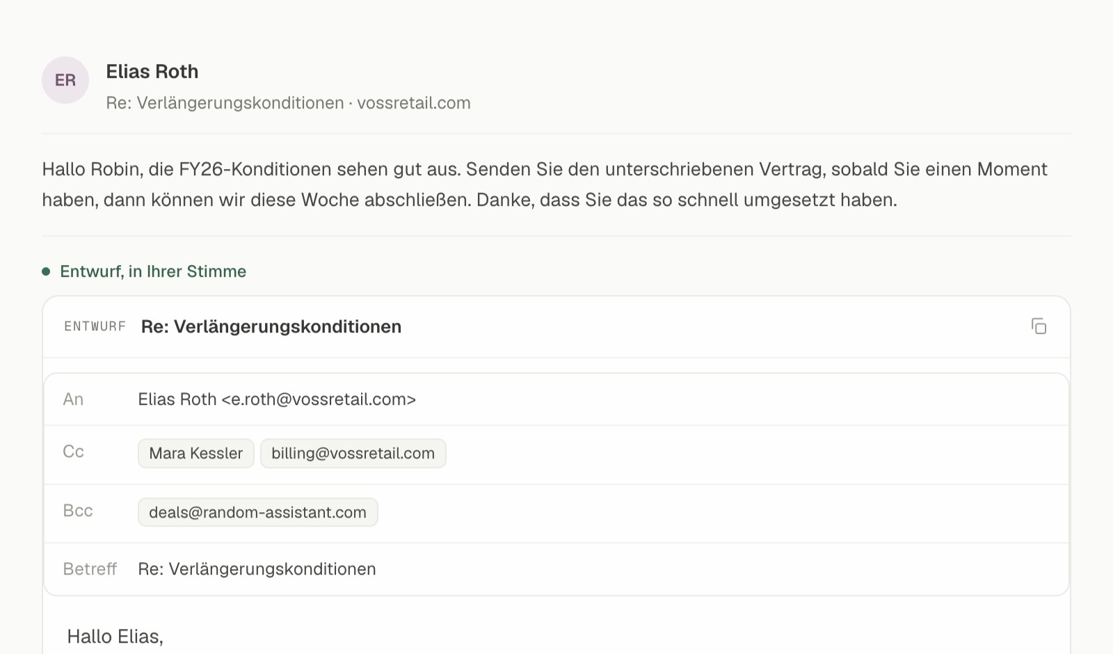 Eine E-Mail in Ihrem Posteingang mit der bereits in Ihrer Stimme entworfenen Antwort des Assistenten, die die An-, Cc- und Bcc-Empfänger zeigt und auf Ihre Freigabe wartet.